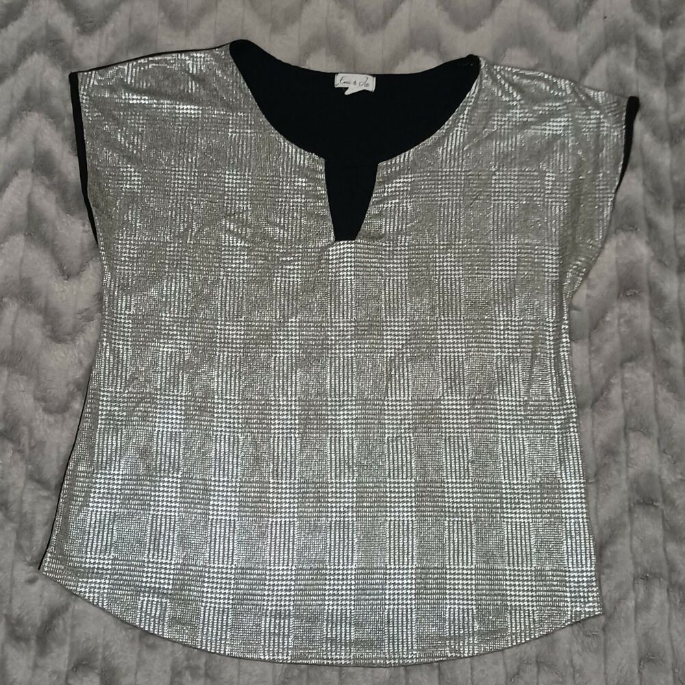 Emi And Joe Womens Size M Silver Black Polyester Blend Short Sleeve Blouse Shirt